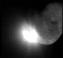 Một vệ tinh nặng 370kg lao thẳng vào sao chổi Comet Tempel 1