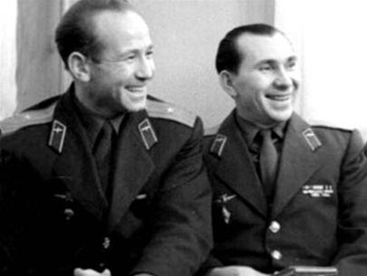 Pavel Belyaev (phải) và Aleksei Leonov trước chuyến bay