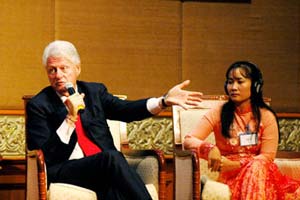 Ông Clinton tại buổi tọa đàm. Phía bên phải là chị Phạm Thị Huệ.