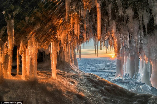 Vẻ đẹp huyền diệu của động băng lúc mặt trời mọc ở Siberia