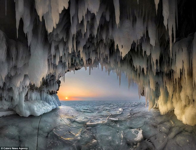 Vẻ đẹp huyền diệu của động băng lúc mặt trời mọc ở Siberia