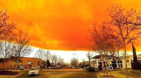 Tây Ban Nha: Mây độc màu da cam bao phủ bầu trời