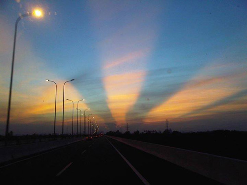 hoàng hôn Hoàng hôn khác thường trên cao tốc Long Thành