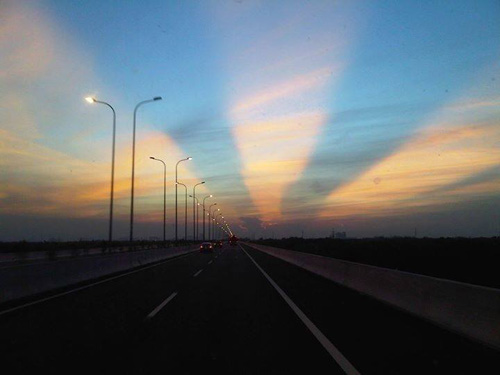 thiên nhiên Hoàng hôn khác thường trên cao tốc Long Thành