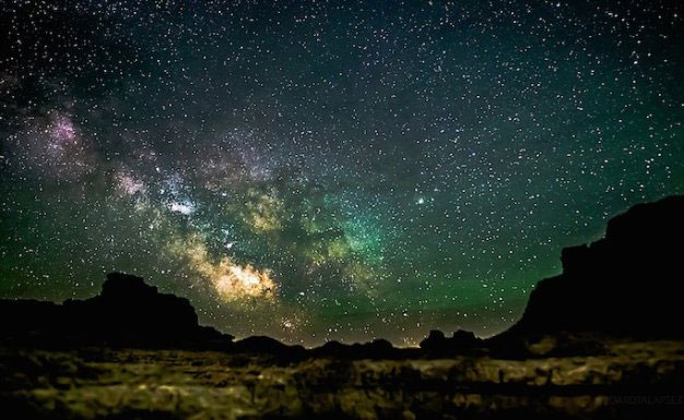 Sự kết hợp tuyệt vời giữa màu sắc và khoảng trống trên bức ảnh về bầu trời đêm sẽ khiến bạn cảm thấy lạc vào không gian vô tận của đêm tối. Nếu bạn muốn trải nghiệm cảm giác khám phá vũ trụ thì hãy bấm vào ảnh này để xem thêm!